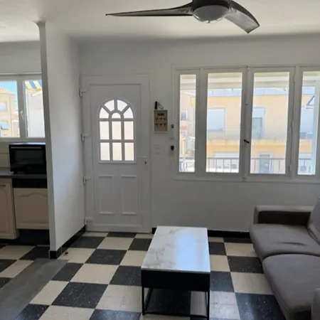 3p With Balcony On The Seafront Le Grau-du-Roi